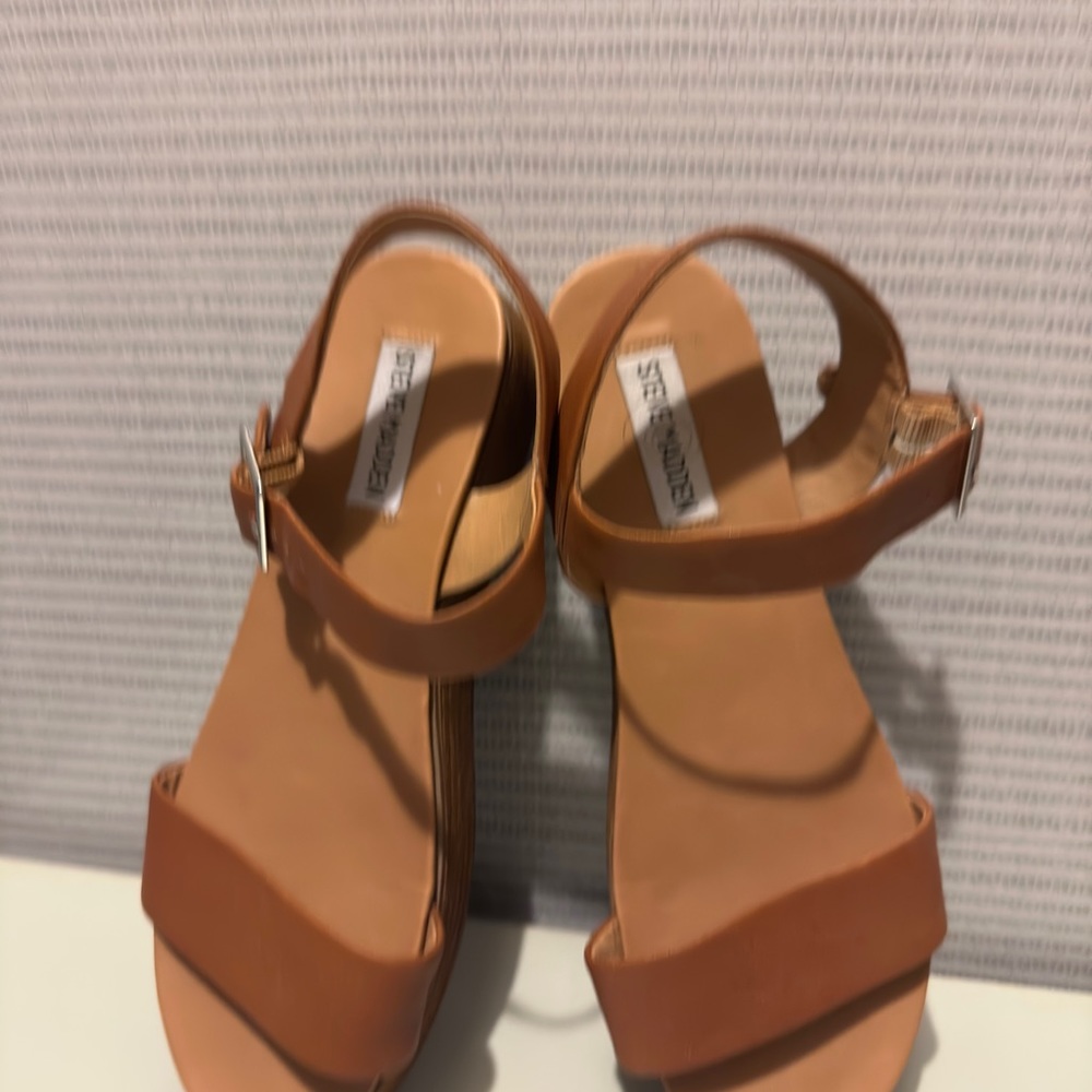 Used in great conditions Steve Madden wedges size 8